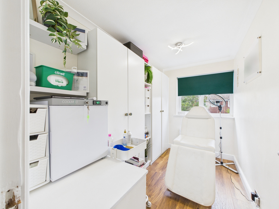 3 bed terraced house for sale in Beech Road, Horsham - Property Image 6