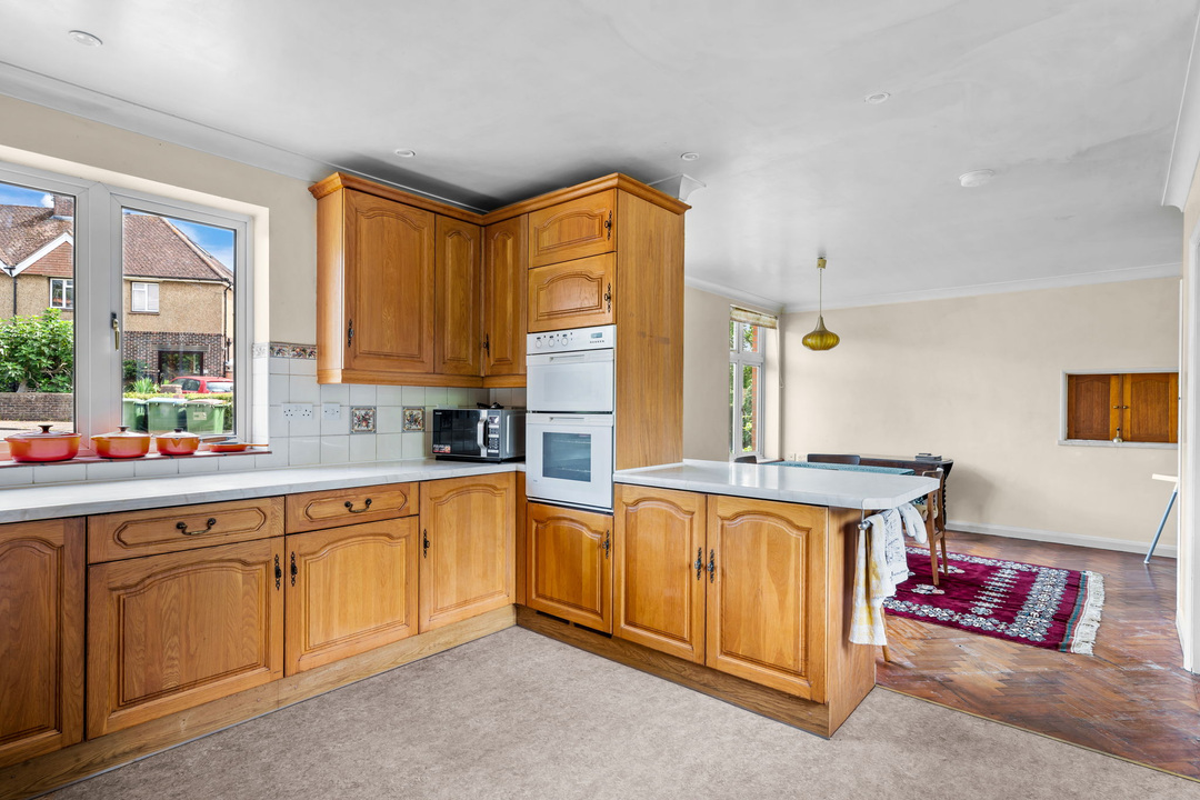 6 bed detached house for sale in Hillside, Horsham  - Property Image 4