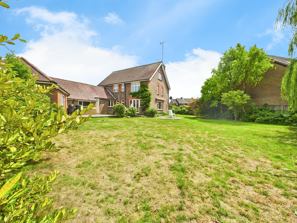 6 bed detached house for sale in Hillside, Horsham  - Property Image 13