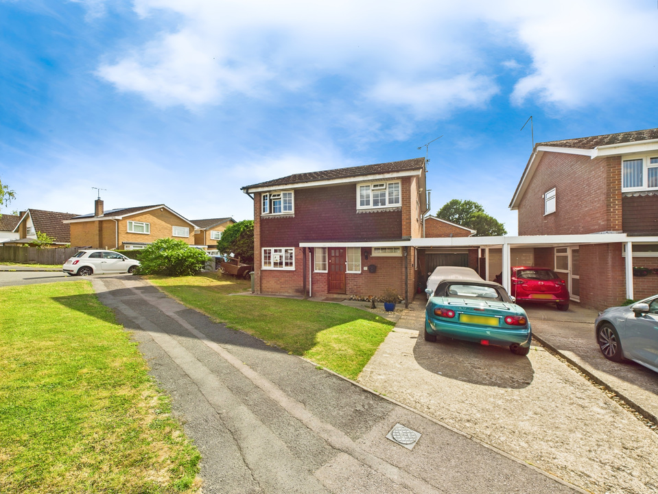 4 bed detached house for sale in Oaks Close, Horsham  - Property Image 1
