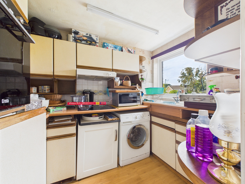 3 bed semi-detached house for sale in Pollards Drive, Horsham  - Property Image 4