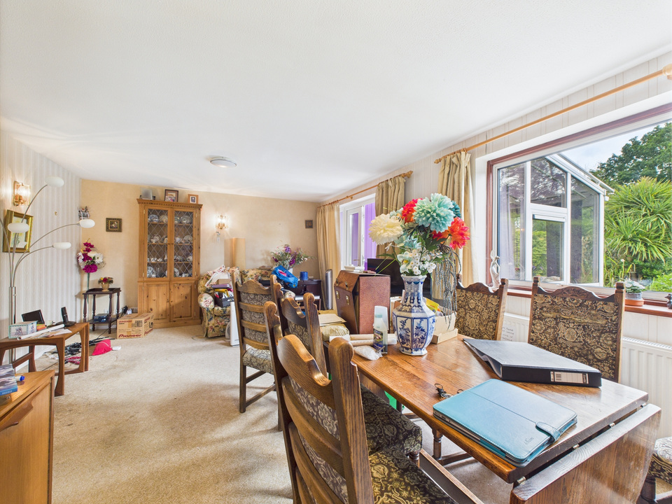 3 bed semi-detached house for sale in Pollards Drive, Horsham  - Property Image 5