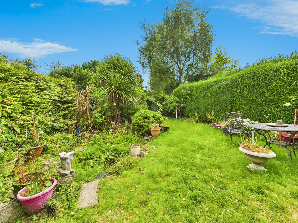 3 bed semi-detached house for sale in Pollards Drive, Horsham  - Property Image 10