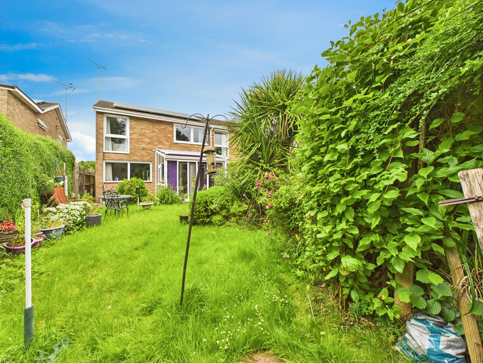 3 bed semi-detached house for sale in Pollards Drive, Horsham  - Property Image 11