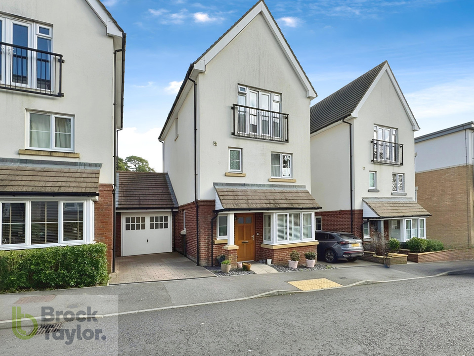 3 bed link detached house for sale in Centenary Way, Haywards Heath