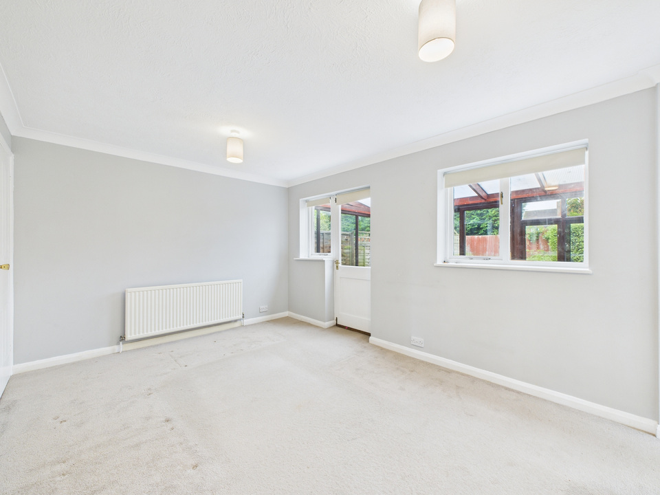 3 bed semi-detached house for sale in Earlswood Close, Horsham  - Property Image 8