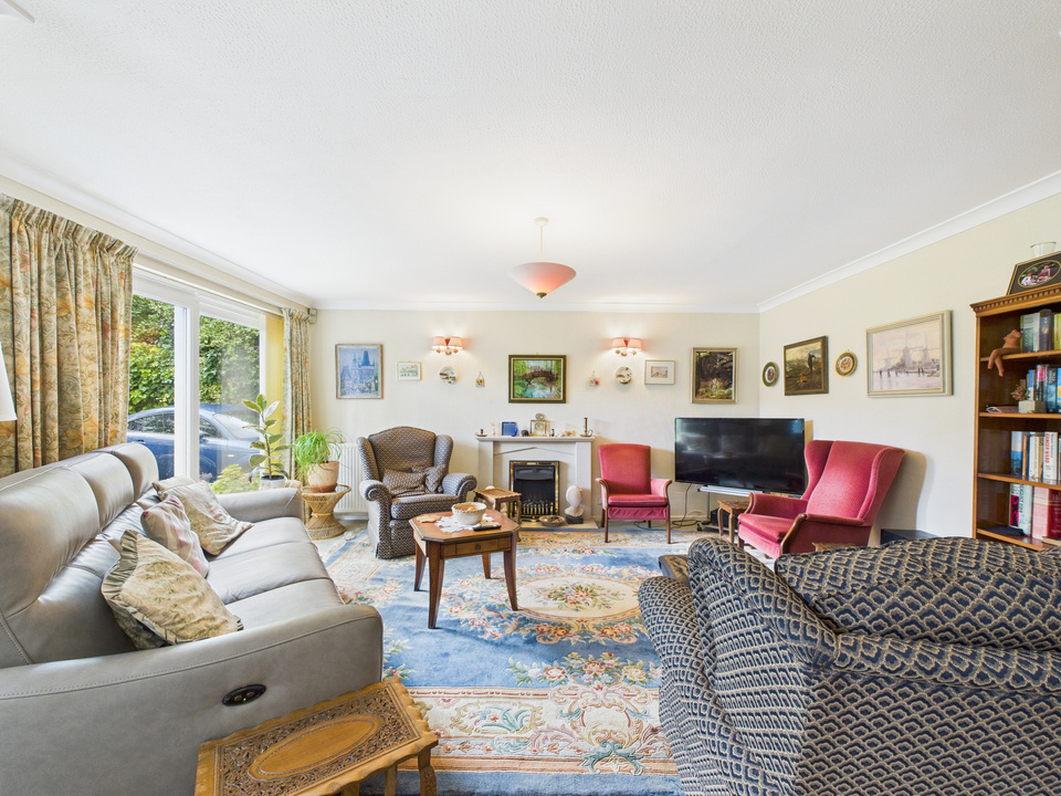 4 bed link detached house for sale in Stirling Way, Horsham  - Property Image 4