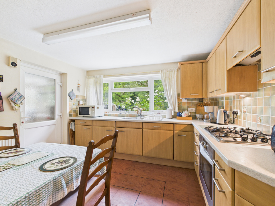 4 bed link detached house for sale in Stirling Way, Horsham  - Property Image 9