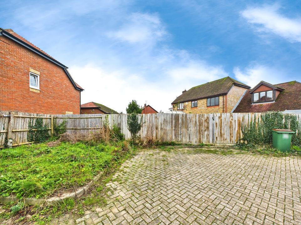 3 bed terraced house for sale in Coleridge Close, Horsham, Horsham, West Sussex  - Property Image 16