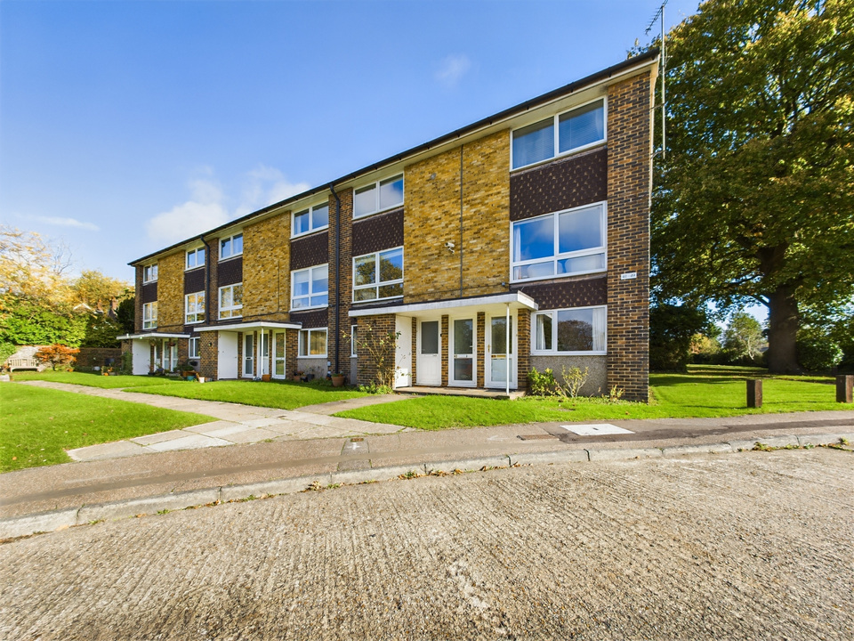 2 bed maisonette for sale in Cotswold Court, Horsham  - Property Image 1
