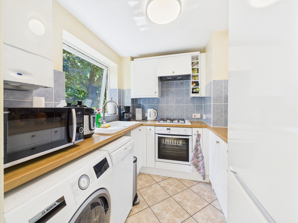 2 bed maisonette for sale in Cotswold Court, Horsham  - Property Image 4