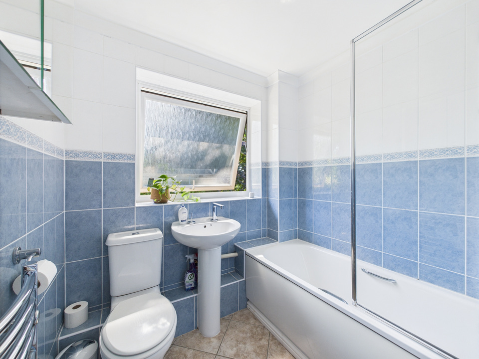 2 bed maisonette for sale in Cotswold Court, Horsham  - Property Image 7