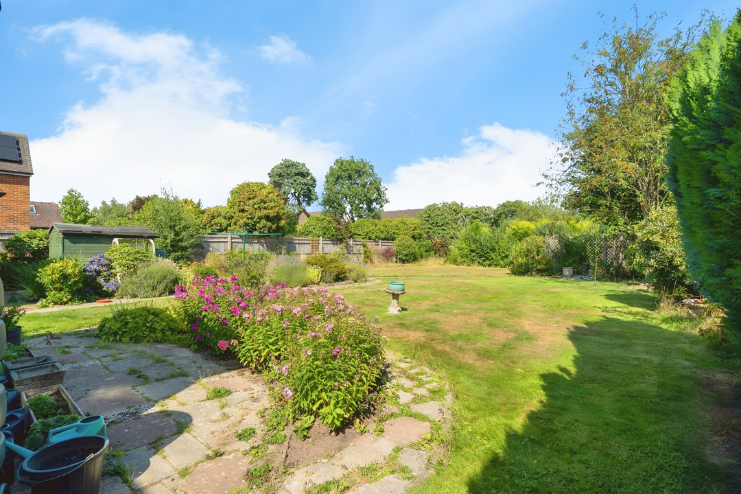 2 bed detached bungalow for sale in Comptons Lane, Horsham - Property Image 5