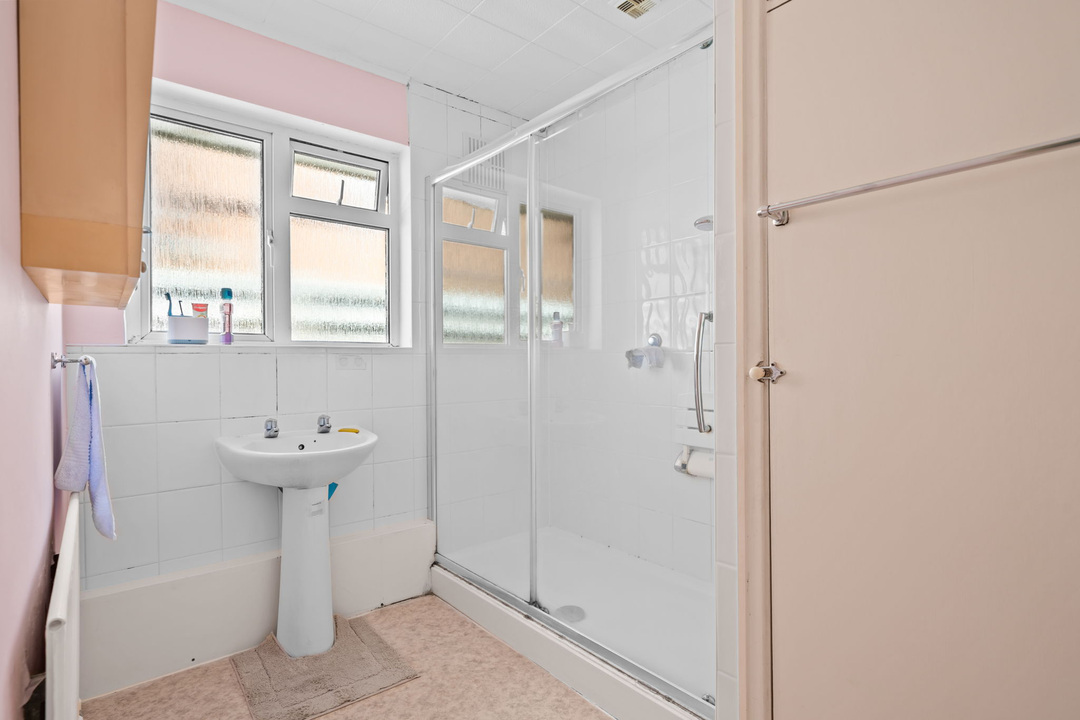 2 bed detached bungalow for sale in Comptons Lane, Horsham - Property Image 6