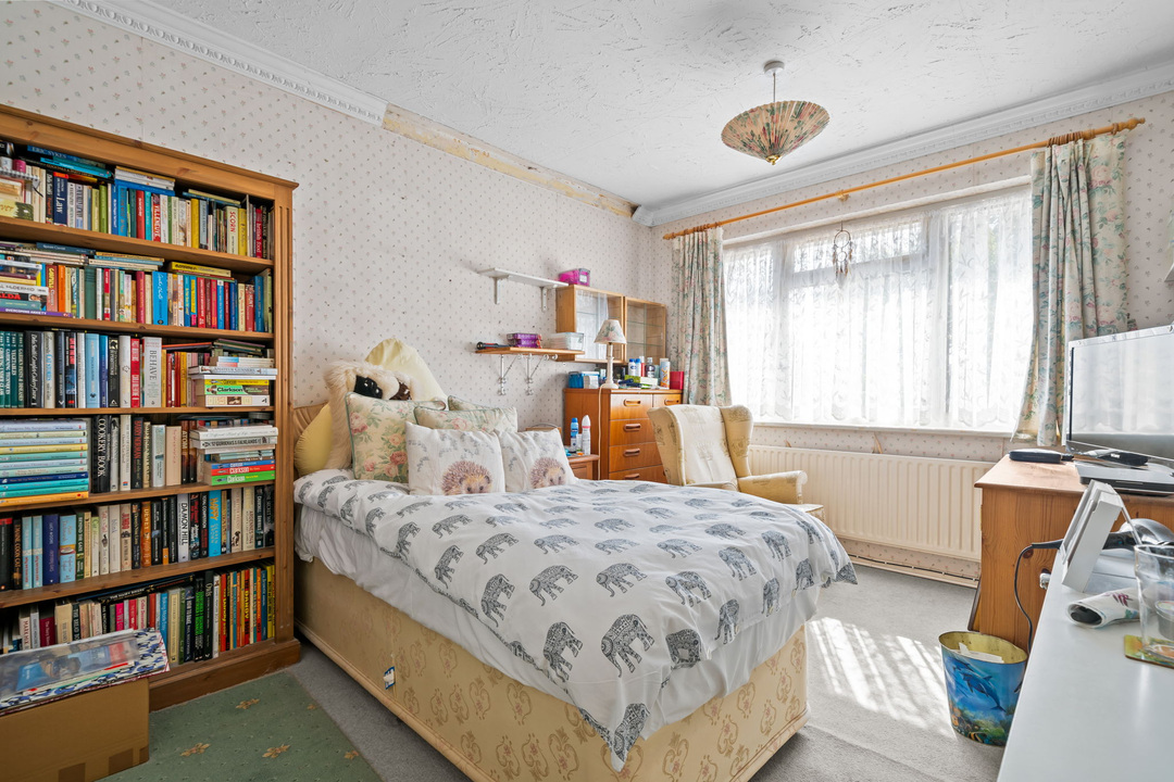 2 bed detached bungalow for sale in Comptons Lane, Horsham - Property Image 8