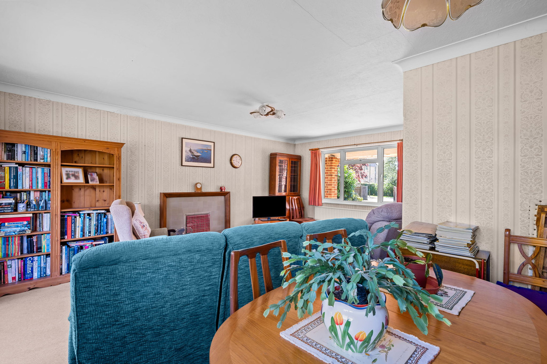 2 bed detached bungalow for sale in Comptons Lane, Horsham - Property Image 9