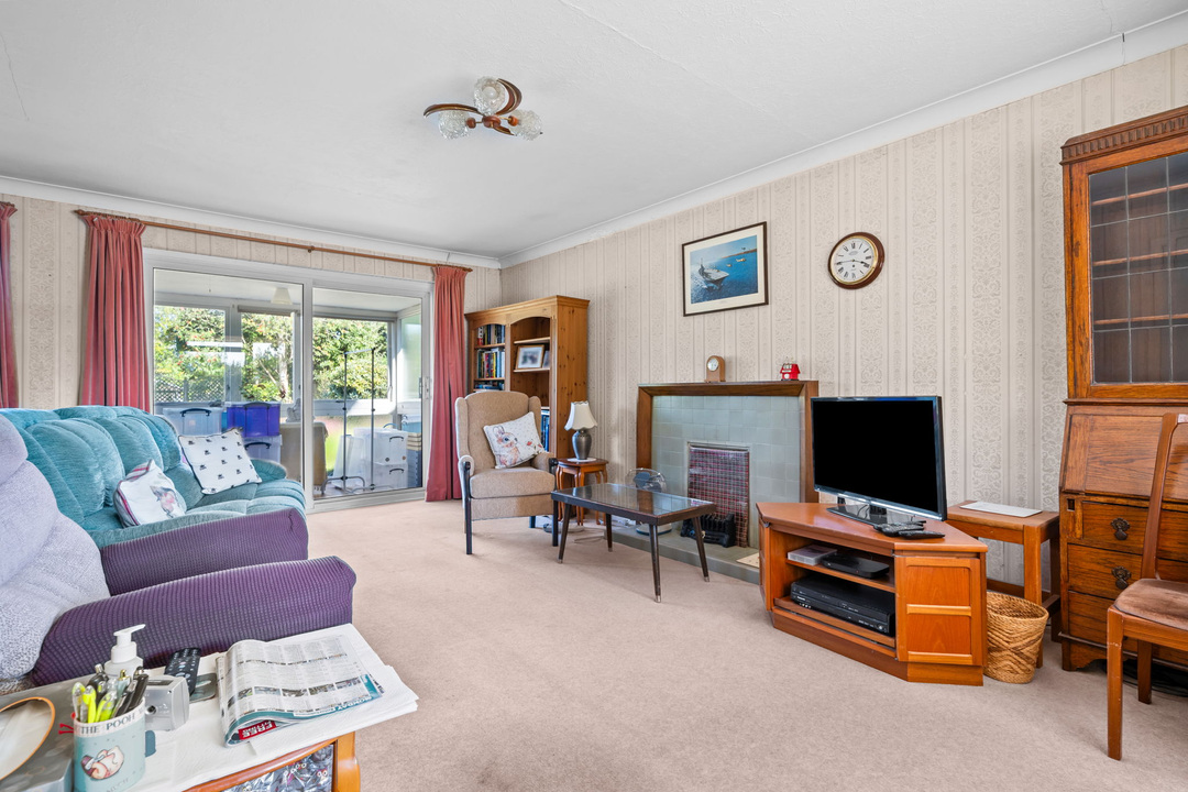 2 bed detached bungalow for sale in Comptons Lane, Horsham - Property Image 15