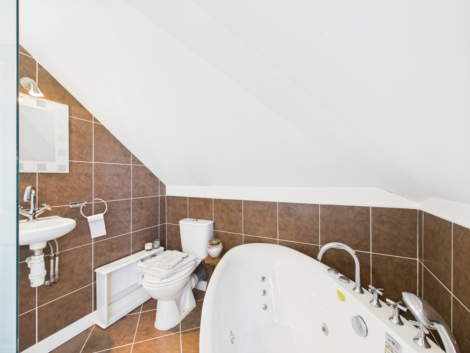 3 bed semi-detached bungalow for sale in Ringley Road, Horsham  - Property Image 20