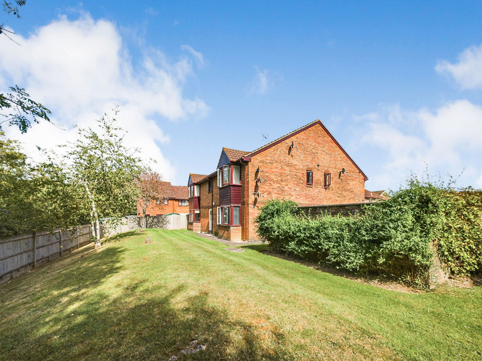 1 bed studio flat for sale in Newbridge Close, Broadbridge Heath, Horsham  - Property Image 2