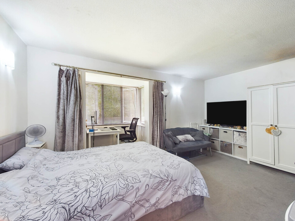 1 bed studio flat for sale in Newbridge Close, Broadbridge Heath, Horsham  - Property Image 5