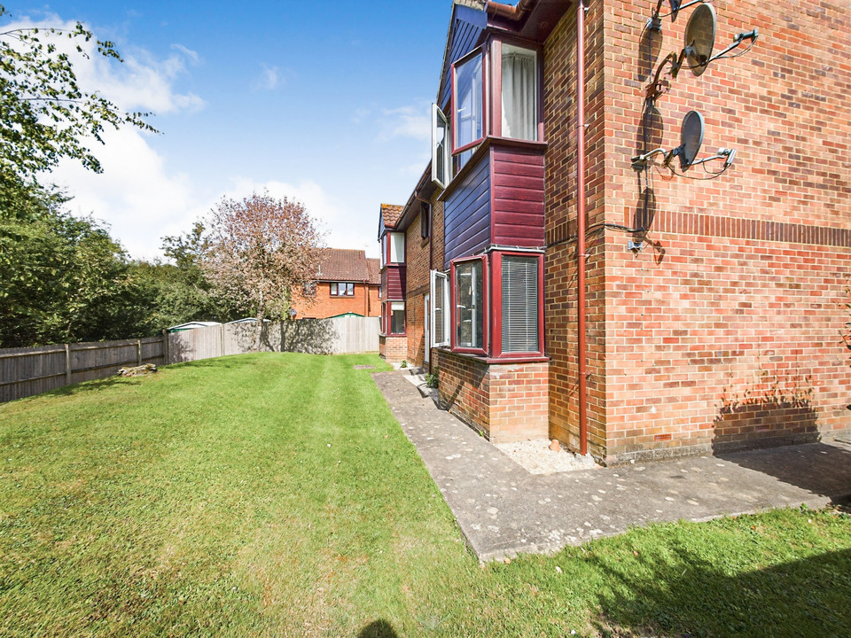 1 bed studio flat for sale in Newbridge Close, Broadbridge Heath, Horsham  - Property Image 7