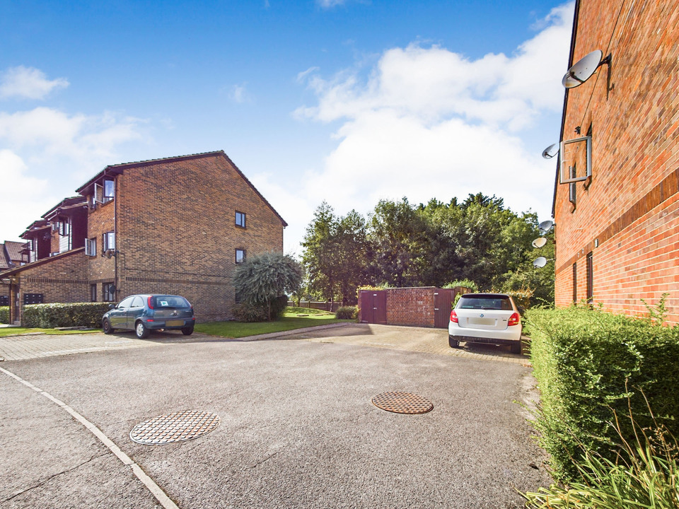1 bed studio flat for sale in Newbridge Close, Broadbridge Heath, Horsham  - Property Image 8