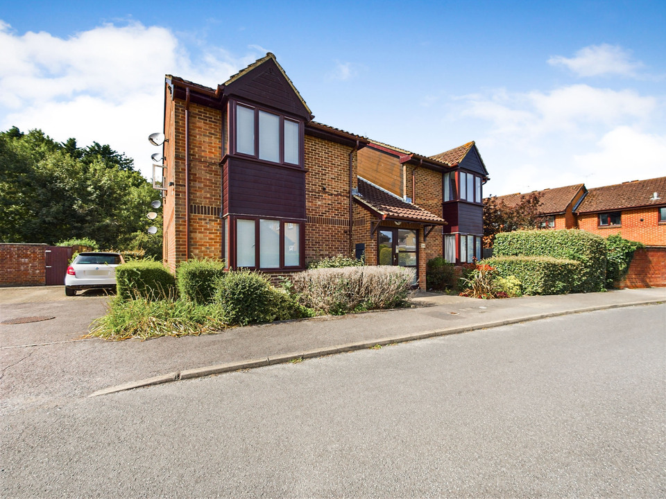 1 bed studio flat for sale in Newbridge Close, Broadbridge Heath, Horsham  - Property Image 9