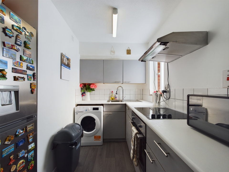 1 bed studio flat for sale in Newbridge Close, Broadbridge Heath, Horsham  - Property Image 10