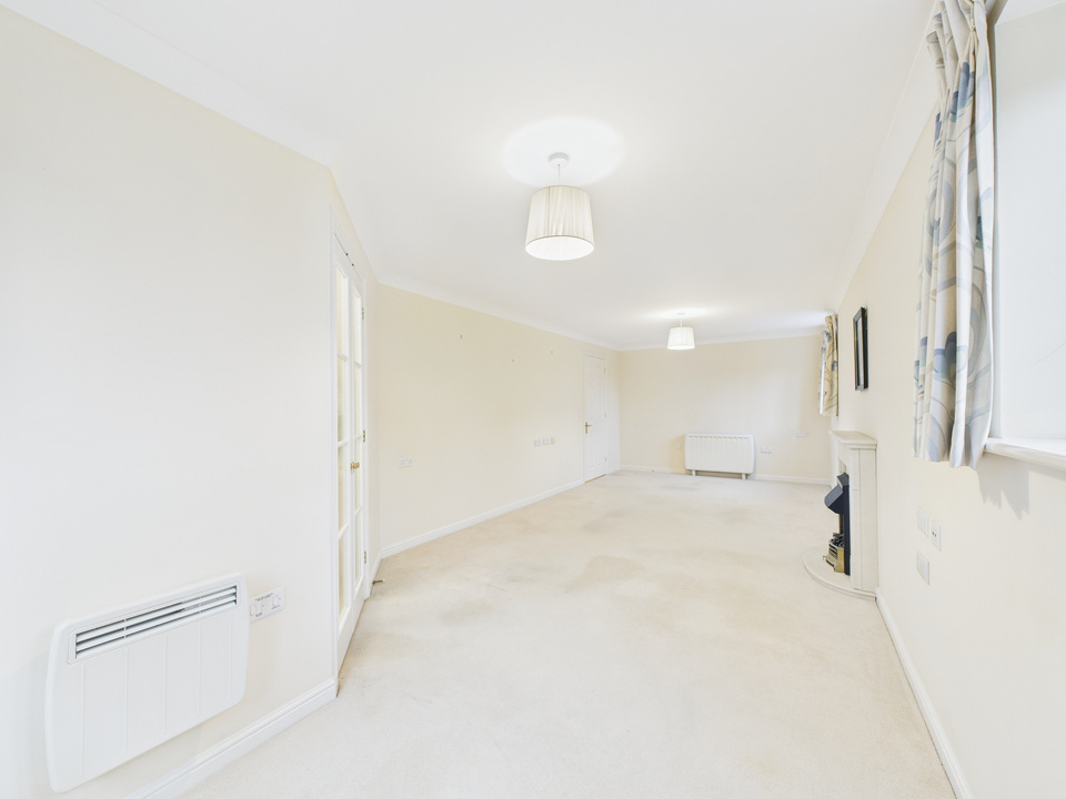 2 bed for sale in Manton Court, Kings Road, Horsham, West Sussex - Property Image 12