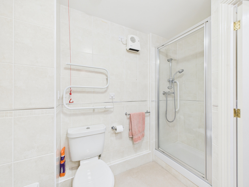 2 bed for sale in Manton Court, Kings Road, Horsham, West Sussex - Property Image 8