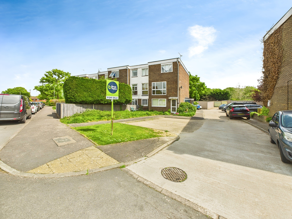 2 bed maisonette for sale in College Road, Southwater  - Property Image 2