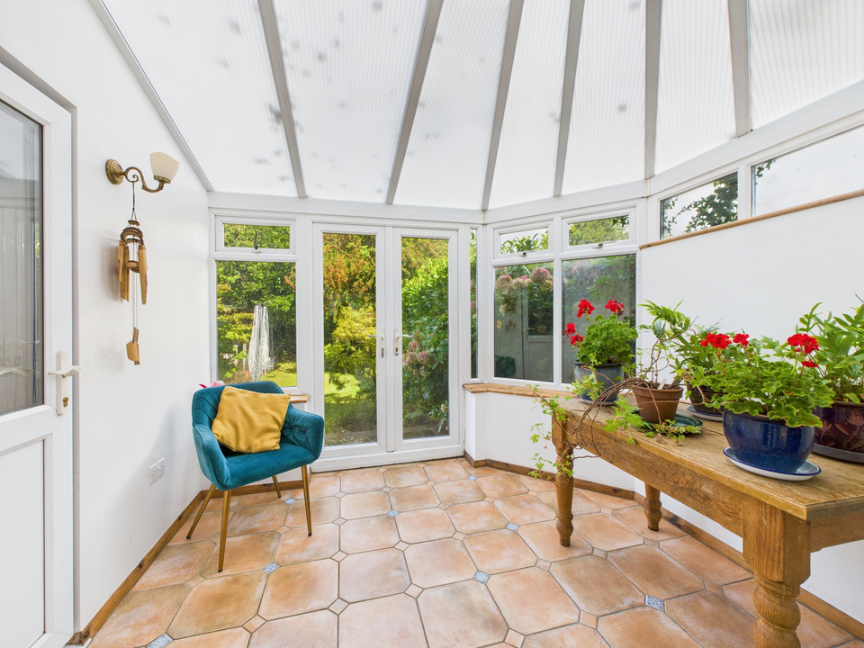 4 bed semi-detached house for sale in Farhalls Crescent, Horsham  - Property Image 5