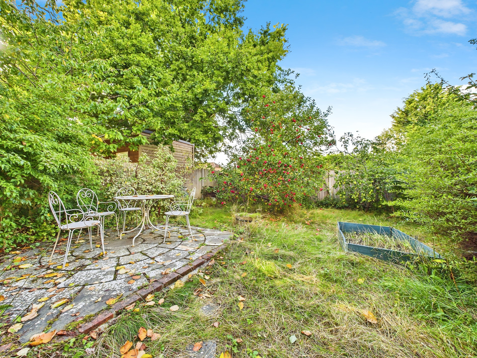 4 bed semi-detached house for sale in Farhalls Crescent, Horsham  - Property Image 17