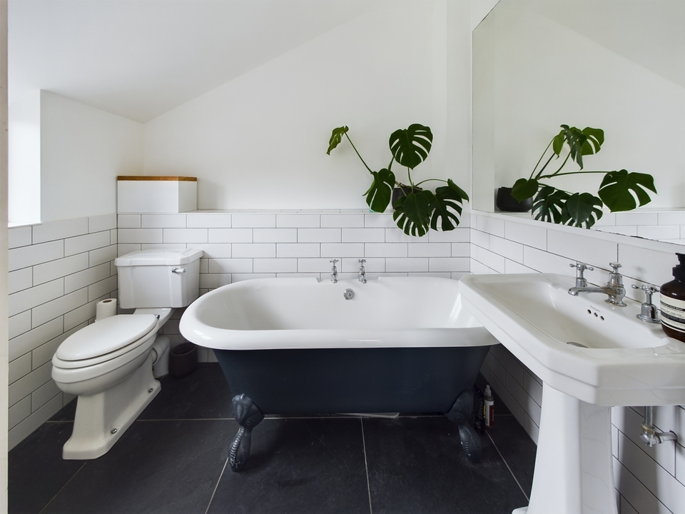 3 bed semi-detached house for sale in Swindon Road, Horsham  - Property Image 9