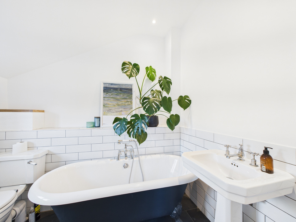 3 bed semi-detached house for sale in Swindon Road, Horsham  - Property Image 8