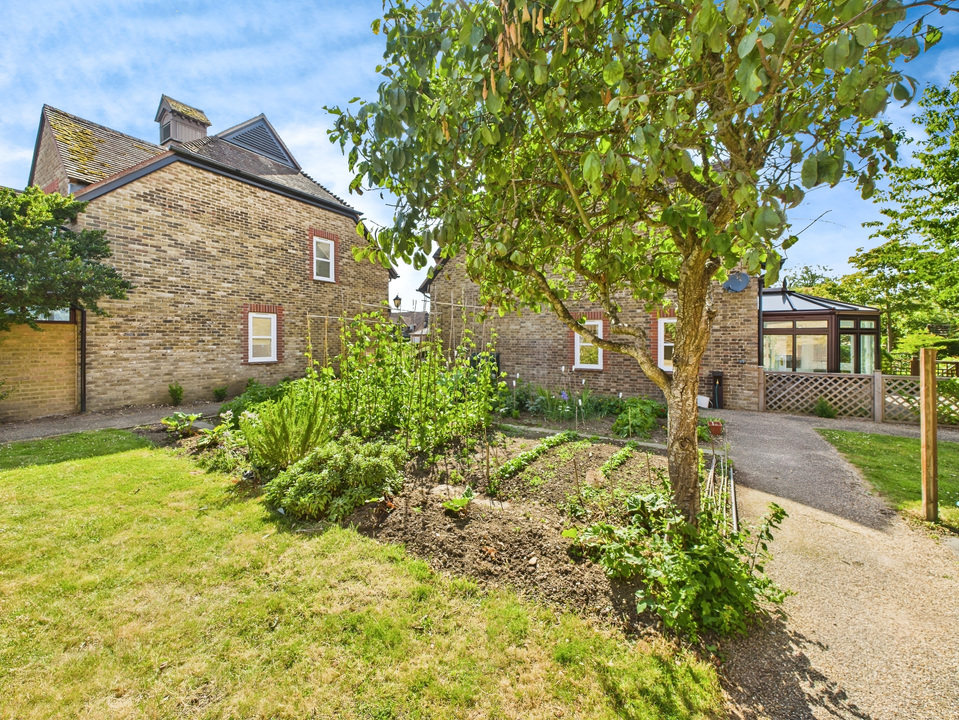 2 bed end of terrace house for sale in Bluecoat Pond, Christs Hospital  - Property Image 12