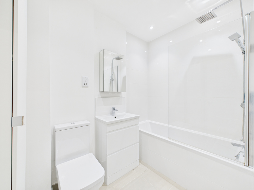 2 bed apartment for sale in Holmes Park, North Street, Horsham, West Sussex - Property Image 4