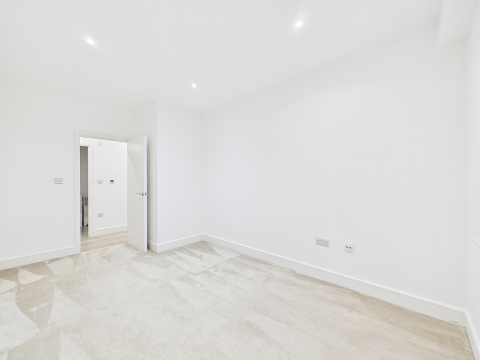 2 bed apartment for sale in Holmes Park, North Street, Horsham, West Sussex - Property Image 7