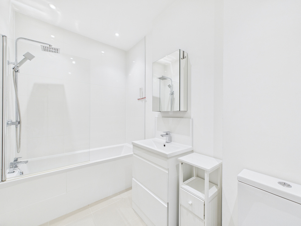 2 bed apartment for sale in Holmes Park, North Street, Horsham, West Sussex - Property Image 6