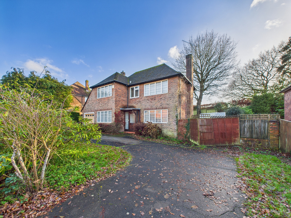 3 bed detached house for sale in Pollards Drive, Horsham