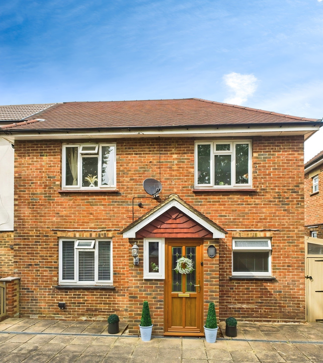 3 bed end of terrace house for sale in Oakleigh Road, Horsham