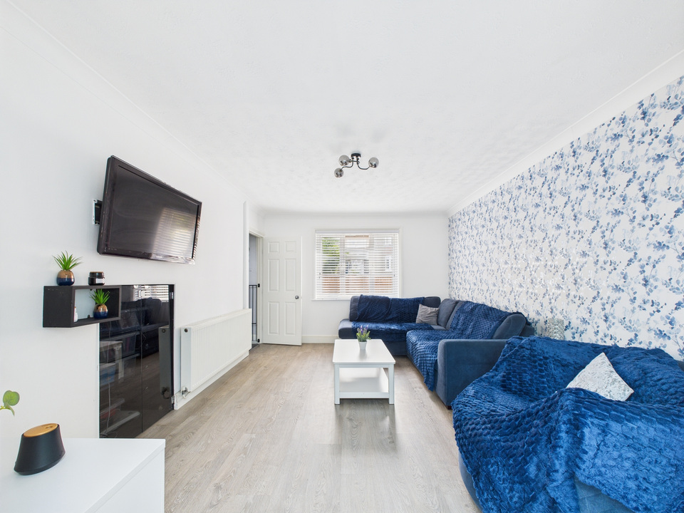 3 bed end of terrace house for sale in Oakleigh Road, Horsham  - Property Image 2