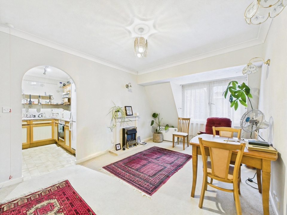 2 bed apartment for sale in Homestream House, Horsham  - Property Image 2