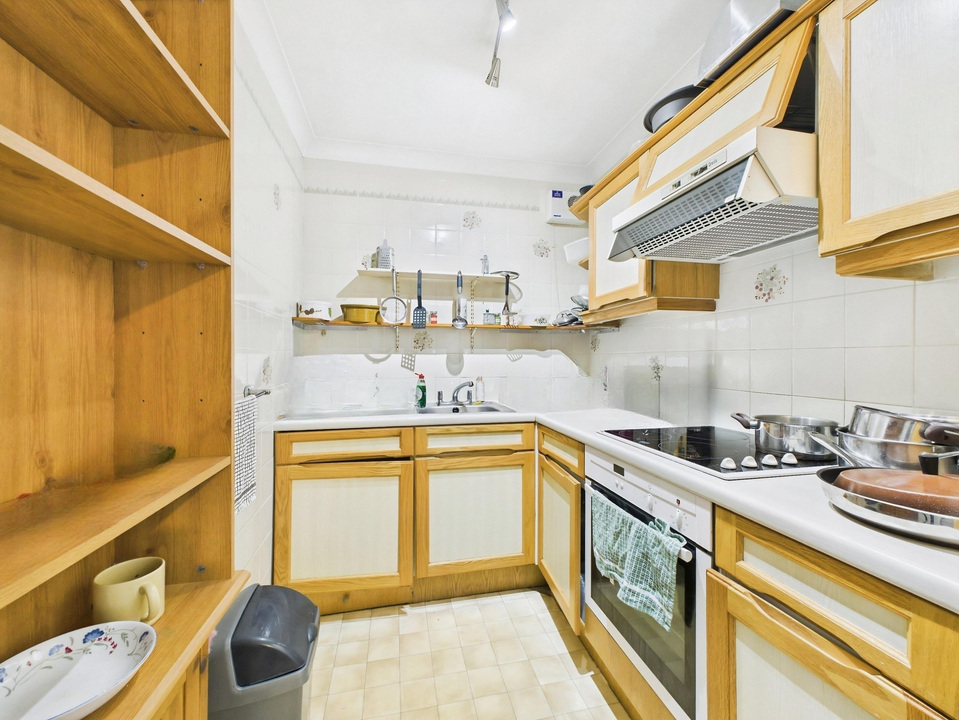 2 bed apartment for sale in Homestream House, Horsham  - Property Image 3