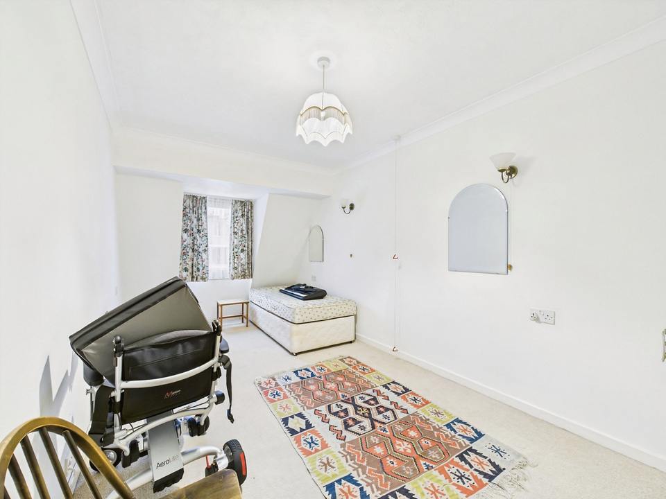 2 bed apartment for sale in Homestream House, Horsham  - Property Image 6