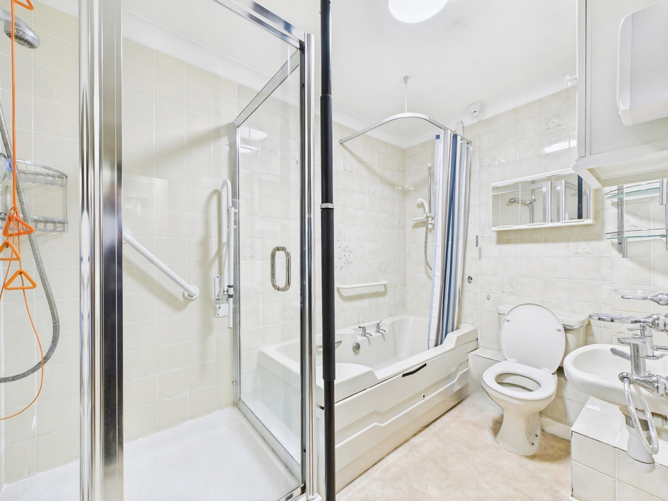 2 bed apartment for sale in Homestream House, Horsham  - Property Image 7