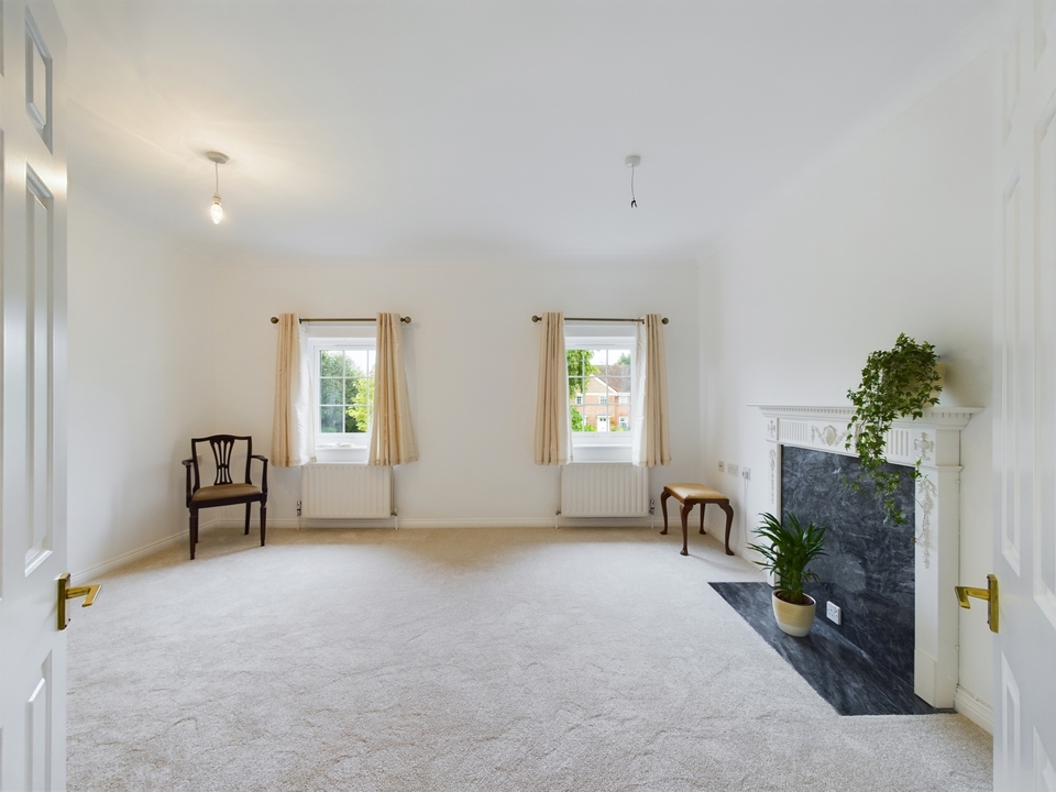 2 bed maisonette for sale in Hills Place, Horsham  - Property Image 3