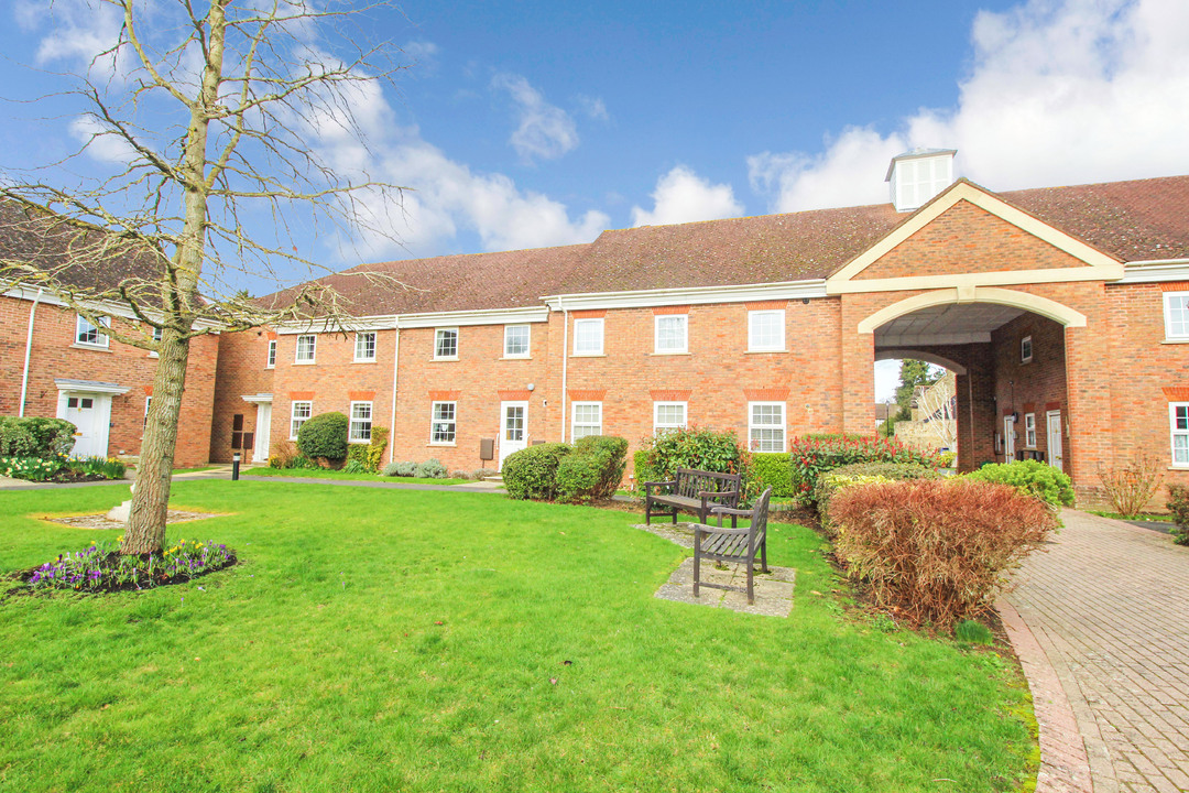 2 bed maisonette for sale in Hills Place, Horsham  - Property Image 7