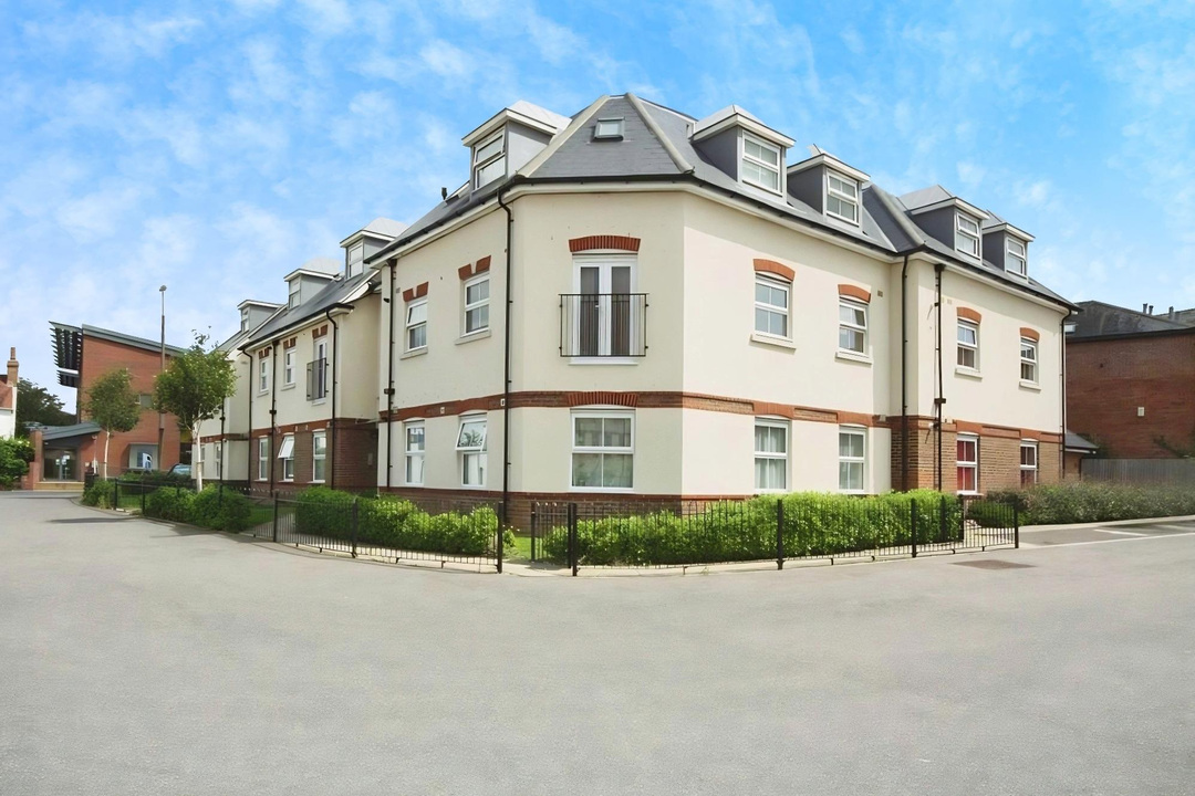 2 bed apartment for sale in Brighton Road, Horsham  - Property Image 1