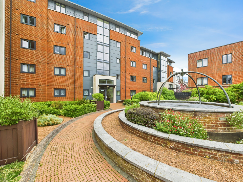 2 bed apartment for sale in Kings Gate, Horsham - Property Image 1